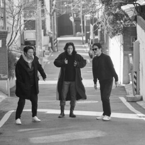 Kim Soo-ro Instagram - * 코메디아 델라르떼.(장르가 생소할수도)
*  위선자 탁선생 (몰리에르.타르튀프)
*  각색.연출  대한민국 최고의 임도완 교수님.(서울예대 교수님)
*  탁선생 역.박건형 배우.
*  집달리1.2 김수로.강성진.
*  조소녀 역.김곽경희.
*  오달재 역.이계구.
*  그외 연기잘하는 많은 후배 배우들.

연극학교 10주년. 강성진 김수로 30주년. 을 기념하여  임도완교수님과 박건형.김곽경희.이계구 배우님들을 모셔서  나름의 큰판을 벌려보았습니다.

근데 객석이 91석.ㅜㅜㅜ 너무 아쉽지만  교수님의 작품을 최대한 잘보여드리기위한
희생으로  절대 BEP 를 만석 점율이여도 안되는 산수로 무대를 올립니다.
여러 인친들의 도움과 희생으로........

더블케이가 처음으로 시도하는 장르.코메디아 델라르떼.
국립극단.혹은 사다리연구소에서만 공연이 되어질것만같은 임교수님의 코메디아 델라르떼. 
탁선생 역으로 삼고초려 박건형배우에게 부탁을 좀 했어요.
너무도 잘어울릴듯해서...... 승낙을 힘들게 해준 건형배우에게 참 고맙습니다.
요번주.일욜에 첫공이 올라갑니다.
잠이 안옵니다  연극학교 가 10년이되고  성진이와 수로가 30년이되고
더블케이 가 8년이되고.  연극의 다양성을 보여드리고자.
후배들에게 좋은기회를 주고자 기획한  위선자 탁선생.

전 잘 모르겠습니다.  그냥 이게 최선인것같은데.........
 오셔서 연극한사발 들이키시고 한말씀 툭 던지고 가주세요.
임교수님.성진이.건형이.김곽경희 선배님.계구.그리고 우리후배들
위선자 탁선생 잘부탁드립니다.
그리고 도움준 후원회사들(두나무.대교.동문건설.EMK.)그리고 .재석이.두언이.구오섭원장.대수.우재.요한이.수걸이.상윤이.태웅이.학주
고맙고 감사합니다.