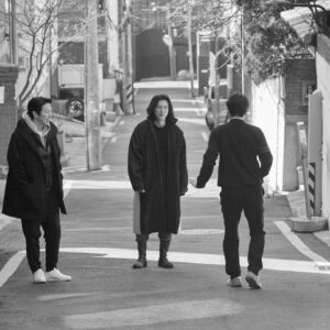 Kim Soo-ro Instagram - * 코메디아 델라르떼.(장르가 생소할수도)
*  위선자 탁선생 (몰리에르.타르튀프)
*  각색.연출  대한민국 최고의 임도완 교수님.(서울예대 교수님)
*  탁선생 역.박건형 배우.
*  집달리1.2 김수로.강성진.
*  조소녀 역.김곽경희.
*  오달재 역.이계구.
*  그외 연기잘하는 많은 후배 배우들.

연극학교 10주년. 강성진 김수로 30주년. 을 기념하여  임도완교수님과 박건형.김곽경희.이계구 배우님들을 모셔서  나름의 큰판을 벌려보았습니다.

근데 객석이 91석.ㅜㅜㅜ 너무 아쉽지만  교수님의 작품을 최대한 잘보여드리기위한
희생으로  절대 BEP 를 만석 점율이여도 안되는 산수로 무대를 올립니다.
여러 인친들의 도움과 희생으로........

더블케이가 처음으로 시도하는 장르.코메디아 델라르떼.
국립극단.혹은 사다리연구소에서만 공연이 되어질것만같은 임교수님의 코메디아 델라르떼. 
탁선생 역으로 삼고초려 박건형배우에게 부탁을 좀 했어요.
너무도 잘어울릴듯해서...... 승낙을 힘들게 해준 건형배우에게 참 고맙습니다.
요번주.일욜에 첫공이 올라갑니다.
잠이 안옵니다  연극학교 가 10년이되고  성진이와 수로가 30년이되고
더블케이 가 8년이되고.  연극의 다양성을 보여드리고자.
후배들에게 좋은기회를 주고자 기획한  위선자 탁선생.

전 잘 모르겠습니다.  그냥 이게 최선인것같은데.........
 오셔서 연극한사발 들이키시고 한말씀 툭 던지고 가주세요.
임교수님.성진이.건형이.김곽경희 선배님.계구.그리고 우리후배들
위선자 탁선생 잘부탁드립니다.
그리고 도움준 후원회사들(두나무.대교.동문건설.EMK.)그리고 .재석이.두언이.구오섭원장.대수.우재.요한이.수걸이.상윤이.태웅이.학주
고맙고 감사합니다.