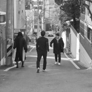 Kim Soo-ro Instagram - * 코메디아 델라르떼.(장르가 생소할수도)
*  위선자 탁선생 (몰리에르.타르튀프)
*  각색.연출  대한민국 최고의 임도완 교수님.(서울예대 교수님)
*  탁선생 역.박건형 배우.
*  집달리1.2 김수로.강성진.
*  조소녀 역.김곽경희.
*  오달재 역.이계구.
*  그외 연기잘하는 많은 후배 배우들.

연극학교 10주년. 강성진 김수로 30주년. 을 기념하여  임도완교수님과 박건형.김곽경희.이계구 배우님들을 모셔서  나름의 큰판을 벌려보았습니다.

근데 객석이 91석.ㅜㅜㅜ 너무 아쉽지만  교수님의 작품을 최대한 잘보여드리기위한
희생으로  절대 BEP 를 만석 점율이여도 안되는 산수로 무대를 올립니다.
여러 인친들의 도움과 희생으로........

더블케이가 처음으로 시도하는 장르.코메디아 델라르떼.
국립극단.혹은 사다리연구소에서만 공연이 되어질것만같은 임교수님의 코메디아 델라르떼. 
탁선생 역으로 삼고초려 박건형배우에게 부탁을 좀 했어요.
너무도 잘어울릴듯해서...... 승낙을 힘들게 해준 건형배우에게 참 고맙습니다.
요번주.일욜에 첫공이 올라갑니다.
잠이 안옵니다  연극학교 가 10년이되고  성진이와 수로가 30년이되고
더블케이 가 8년이되고.  연극의 다양성을 보여드리고자.
후배들에게 좋은기회를 주고자 기획한  위선자 탁선생.

전 잘 모르겠습니다.  그냥 이게 최선인것같은데.........
 오셔서 연극한사발 들이키시고 한말씀 툭 던지고 가주세요.
임교수님.성진이.건형이.김곽경희 선배님.계구.그리고 우리후배들
위선자 탁선생 잘부탁드립니다.
그리고 도움준 후원회사들(두나무.대교.동문건설.EMK.)그리고 .재석이.두언이.구오섭원장.대수.우재.요한이.수걸이.상윤이.태웅이.학주
고맙고 감사합니다.