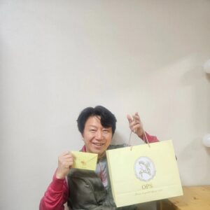 Kim Soo-ro Instagram - 부산에서의  의미있는 선물!!!!!!!! 잘살아주어 고맙소!!!!!!!
어린소녀가 어른이되어 보낸 선물!!!!!!

오늘은 은하철도의밤을 떠나보내는 날.
또 돌아올때는 더 멋지게 돌아온다.

#평점이느낌있네요
#아트와탁선생만남았다