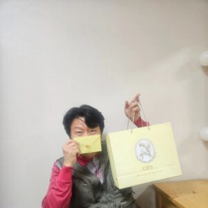 Kim Soo-ro Instagram - 부산에서의  의미있는 선물!!!!!!!! 잘살아주어 고맙소!!!!!!!
어린소녀가 어른이되어 보낸 선물!!!!!!

오늘은 은하철도의밤을 떠나보내는 날.
또 돌아올때는 더 멋지게 돌아온다.

#평점이느낌있네요
#아트와탁선생만남았다