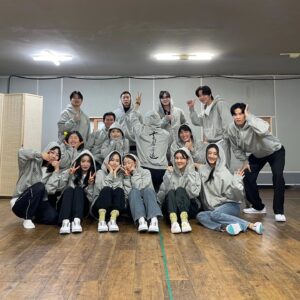 Kim Soo-ro Instagram - 도연이도 무대로오구  성훈이도 무대로 수향이두 무대로오구 
멋진 배우들이 무대로 오는.........
이제 시대가 바뀌고 무대가 필요하다는 생각이 든다는건 멋진일이다.
K 가 세상을 흔드는이때 10년안에 세계적인 스타도 필요하지만 세계적인 배우가 나오길 기대하며.......더많은 스타들이 무대서기를 희망한다.
#민식이형님도무대에서보구싶다
