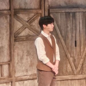 Kim Soo-ro Instagram - 충무아트홀에서 집까지 걸어왔다.
울프의 생애를 기억하며.........
참 좋은건 영국이 다가지고있네.
리현배우와 다온배우 케미는 너무 좋았다.
훌륭한 두배우를 보유한 더블케이는 정말.허허!!!!!!
믿고보는 더블케이 배우님들!!!!!!!!!!!화이팅입니다!!!!!!허허!!!!!!
같이해준 아론배우도 감사!!!!!!!