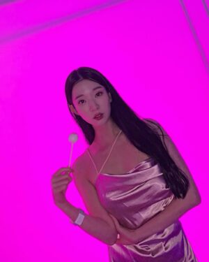 Kim Sun-a Instagram - @simihazebeauty 🩵@feelssoyoung 🩷
M up @zzzjiyoung 💜