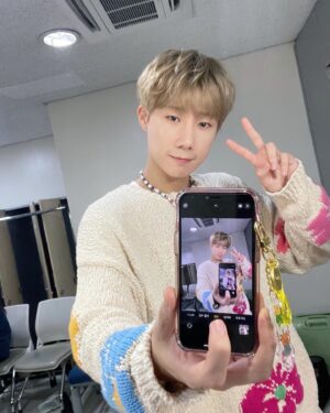 Kim Sung-kyu Instagram - 스몰토크 활동하는동안 너무 고마웠습니다 짧지만 아주 알차고 행복한 시간 만들어줘서 고맙습니다 곧 또보자구요😎