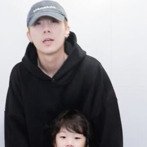 Kim Sung-kyu Instagram - 생일카페 데이트 🥳
