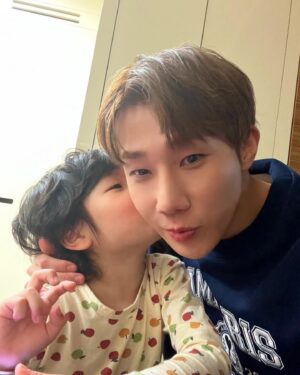Kim Sung-kyu Instagram - 윤후한테 허락 받음요😃 생일 축하해줘서 너무너무 감사합니다