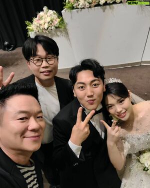 Kim Tae-Kyun Instagram - 24번째 기능재부 아니고 재부기능 아니고 재기능부 아니고 재능기부 쿠캬칵 쿠하핫 우키힉힉 ㅋㅋ ㅋㅋㅋㅋㅋ 
뿌듯했90000 
.
.
#빅바재능기부 #결혼식사회재능기부 
#김동하매니져 #김동하신인가수 #균디직캠시리즈 
#균디 #빅바 #김태균쇼 #김태균 #weddingdonation