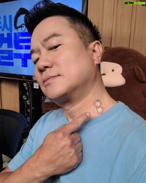 Kim Tae-Kyun Instagram - 예전부터 한번씩 왼쪽팔이 저리더니
최근 한달 내내 저려서 병원가봤더니 
디스크 두개가 짜부되버려서 신경을 누르고 있네
목에 비싸고 아픈주사 두방 ㅜㅜㅜ
평소 자세가 중요하다는데 19년을 고개 숙이고 사연을 읽었더니 그런가? ㅋㅋ 직업병?
MRI통에 들어가는거 진짜 별루야
.
.
.
#나누리병원 권정화소장님 감사해요 ㅎㅎ