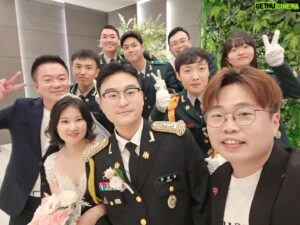Kim Tae-Kyun Instagram - 빅바의 결혼식사회 기능재부 아니고 재부기능 
아니고 재능기부 13번째 주인공들 
현역 군인 커플 넘 잘어울리고 
행복한 결혼식이었90000
동하노래 좋구 
축하해요 두분
11월의 주인공은 누가 될까나?
쿠캬칵 쿠하핫 ㅋㅋㅋㅋㅋ 
.
.
.
#빅바 #컬투김태균 #신인가수김동하 
#결혼식사회재능기부 #