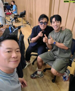 Kim Tae-Kyun Instagram - 매년 잊지않고 찾아주시는 울 승철형 ❤️🩷 
올때마다 빅바가 노래를 너무 많이 해달라고 졸라대는데도
쿨하게 라이브로 감동을 주고 가시니
승철형은 진정한 #라이브황제 십니다. 인정 어~~인정
울 승철형 신곡 #비가와 넘 좋아여 
참, 목사님 건반 연주 은혜로웠어여 ㅎㅎ
다들 플리에 올리실게여 
#이승철콘서트 전국투어두 대박이나 나버려랏 
승철형~ #김태균쇼 전국투어도 가을에 시작해여
돌다가 만나여 쿠캬칵 쿠하핫 ㅋㅋㅋㅋㅋ 신난당 
행복하90000 
.
.
.
#균디 #전국민의유산균김태균 #빅바쇼 
#빅바 #빅바김태균 #컬투쇼
#이승철 #황치열