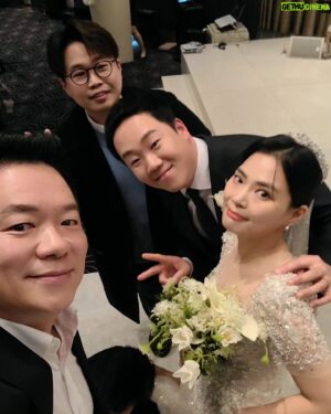 Kim Tae-Kyun Instagram - 빅바의 2023마지막이면서 18번째 기능재부 아니고 재부기능 아니고 재기능부 아니고 재능기부의 주인공들
추카추카 ㅎㅎ 빅바가 사회보면 잘살아요 
빅바와 동하의 결혼식사회&축가 재능기부는
2024에도 계속된다리 쿠캬칵 쿠하핫 ㅋㅋㅋㅋㅋ 신난당 
행복하90000 🥰😜🤩😋💜🩵💙
.
.
.
#일상 #결혼식사회 #김동하신인가수 
#균디그램 #빅바그램 #빅바 #bigba #mc김태균 
#작가김태균 #dj김태균 #개그맨김태균 
#컬투김태균 #이제그냥즐기려고요