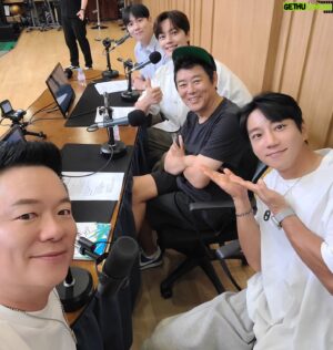 Kim Tae-Kyun Instagram - #하이재킹 #성동일 여자친구 아니고 #여진구
#컬투쇼 #균디직캠시리즈 #균디 #황치열
#한해 
이 영화 보러가실게여 빅바도 갈거니까 ㅎㅎ