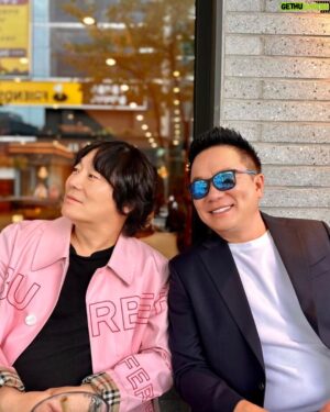 Kim Tae-Kyun Instagram - 빅바친구 대호 
빅바를 누구보다 잘 찍는 #서대호사진작가 
20년 넘은 친구 나이들스록 분홍색 옷이 부쩍많아지는 친구~
광고는 물론이고 이젠 파인아트 작가로서도 
도전을 열정적으로 하고있는 친구~
쿠캬칵 쿠하핫 ㅋㅋㅋㅋㅋ 잼나게 살아보자굿
.
.
.
#빅바 #컬투김태균
#개그맨김태균 #작가김태균 #디제이김태균
#서대호작가 #친구