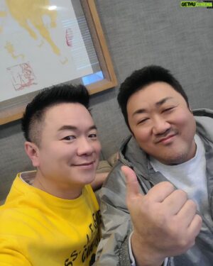 Kim Tae-Kyun Instagram - 동석형 올만에 반가웠쩌여 ㅎㅎ
근데 우리는 가끔 #미니쉬치과 에서만 만나네여 ㅎㅎ
정호야 고마워 덕분에 내 이들과 잇몸이 행복하데 ㅎㅎ
동석형 #범죄도시4 천만가즈아~~~~
우핫 동석형 주먹이 빅바머리만햇 ㄷㄷ
.
.
.
#마동석 #마블리 #김태균 #균디 #일상 #ootd