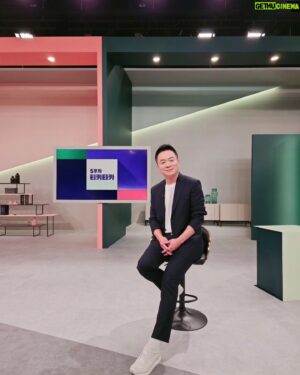 Kim Tae-Kyun Instagram - 어제는 뉴스에도 빅바가 ㅎㅎ
#jtbc #뉴스5후 
본사람 손 🙋‍♂️🙋‍♀️🙋
최근사진 중 젤 연예인 처럼 나옴 ㅎㅎ
다리 길이가 길이가 
머리 크기가 크기가 
쿠캬칵 쿠하핫 ㅋㅋㅋㅋㅋ 
어플아님주의
동하는 노래도 잘하고 사진도 잘찍어
.
.
.
.
#컬투쇼 #균디 #전국민의유산균 #개그맨김태균 
#김동하매니져 #김동하신인가수