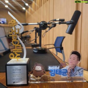 Kim Tae-Kyun Instagram - #두시탈출컬투쇼 가 #한국피디대상 시상식에서
작품상을 수상했90000
쿠캬칵 쿠하핫 ㅋㅋㅋㅋㅋ 신난당 
축하 좀 받을게요 ㅎㅎ
#방송국놈들 수고많았어 #황치열 치열이도 고마워