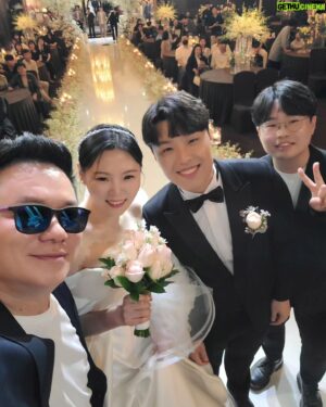 Kim Tae-Kyun Instagram - 22번째 웨딩재능기부의 주인공
오랜친구에서 연인으로 결국 부부의 인연을 맺는
신랑신부 보란듯이 행복하게 잘살아요~~~❤️🩷🧡
쿠캬칵 쿠하핫 ㅋㅋㅋㅋㅋ 뿌듯했90000 
6월의 주인공들은 누가 될까나
.
.
.
#빅바재능기부 #빅바 #컬투김태균 #디제이김태균
#mc김태균 #사회는김태균 #김태균쇼
#신인가수김동하 #매니져와연예인재능기부