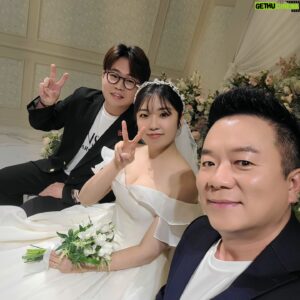 Kim Tae-Kyun Instagram - 11월 결혼식사회&축가 기능재부 아니고 재부기능  아니고 재능기부의 14번째 주인공 신랑신부🥰🥰
오늘은 부산까지 왔네여~ 거바여 전국어디라도 
간다니까여 쿠캬칵 쿠하핫 ㅋㅋㅋㅋ ㅋㅋㅋㅋ 뿌듯했90000 

.
.
.
.
#빅바 #컬투쇼김태균 #개그맨김태균 
#김태균쇼 #작가김태균 #mc김태균 #균디직캠시리즈 #결혼식사회재능기부 
#김동하 #신인가수김동하