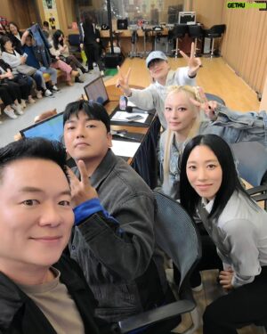 Kim Tae-Kyun Instagram - 오늘 라됴에 
빅바를 찾아와주신 요즘 핫한 스우파2의
#리아킴 #펑키와이 #바다
그동안 힘들었을텐데 막방끝나고 회식하고
바로 컬투쇼에 와주다니 갬동E90000~^^
다들 슬릭백 더 연습해서 오실게여
쿠캬칵 쿠하핫 ㅋㅋㅋㅋㅋ 
다들 넘 멋쪄요 꺅🤩
.
.
.
#컬투쇼 #균디직캠시리즈 #빅바 #빅바직캠 
#수우파2 #컬투김태균