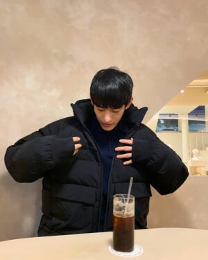 Kim Tae-hwan Instagram - 😶