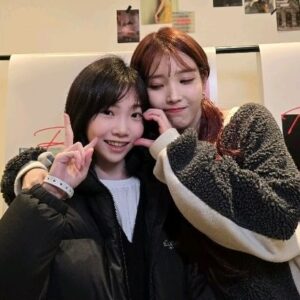 Kim Tae-yeon Instagram - 아이유 언니 덕분에.. 🥹👍
넘넘 행복한 태연양 💜💜💜💜🎶

언니 앞에서는  항상 긴장해서
표정이 어색하지만..ㅎㅎ
너무 좋아서 그런거니..ㅜㅜ
그래도 지은언니가
세계 제일 최고라는 태연어린이 💜

#아이유언니사랑해요 #태연 🥹🫶
#감사합니다 💟 @dlwlrma
#아이유 #이지은 #사랑해 🩷
#IU #iuherworldtour 👍