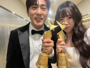 Kim Won-hun Instagram - 아시아 모델 어워즈에서 인기상을 받았어요🏆
숏박스가 아닌 개인으로 받는 상은 처음이라 기분이 참 이상하네요
더 열심히 하라는 뜻으로 알고 앞으로도 초심 잃지 않는
김원훈이 되겠습니다 좋은 하루 보내세요🫶