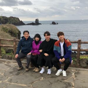Kim Woo-seok Instagram - 요번 제주도에서 가장 아쉬운 점은 날씨가 흐려서 말을 타지 못했다는 것 😢
참 행복하다 이렇게 사랑이 가득하고 사랑을 알려주는 부모님과 없어선 안될 하나뿐인 형이 있음에 
#가족 #가짜족발 #죄송합니다
#울가족사랑해요