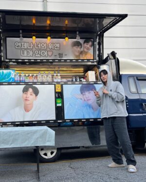 Kim Woo-seok Instagram - 나보다 좋은 형 있는 동생 있으면 나와보세요!!!!!!!😊😊😊
형을만들어준 훈식씨와 예숙씨에게
감사를❤️
#근데#멘트는좀#킹받네 🤦‍♂️