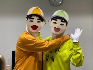 Kim Woo-seok Instagram - 형과 행복한 추억조각 만들기 성공
좋은 추억 만들어주신 복면가왕 감사합니다 
요섭이형이 바로 눈치채고 연락주셨는데 아니라고 거짓말쳤지만 그 거짓말 안통했던 하루(?)
#형제일고마워#용감한형제#가면쓰고노래부르기#어렵고짱더움