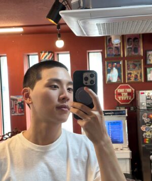 Kim Woo-seok Instagram - 2023.04.04- 잘 다녀오겠습니다 🫡🍀☂️