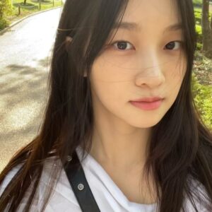 Kim Yi-kyeong Instagram - 비 온뒤 맑음 :)