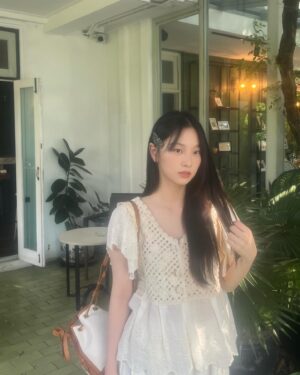 Kim Yi-kyeong Instagram - 겨울가고 여름 ?