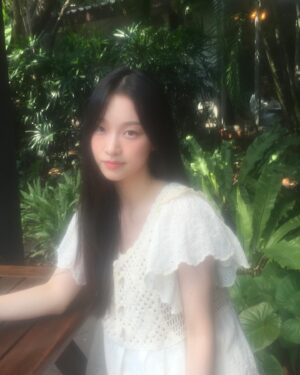 Kim Yi-kyeong Instagram - 겨울가고 여름 ?