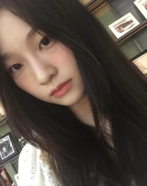 Kim Yi-kyeong Instagram - 겨울가고 여름 ?