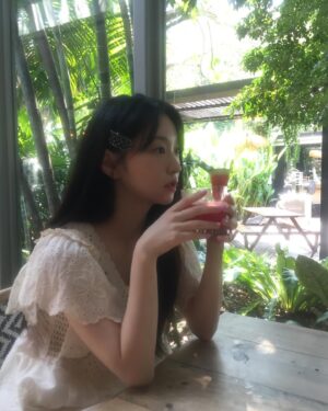 Kim Yi-kyeong Instagram - 겨울가고 여름 ?