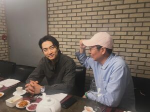 Kim Young-cheol Instagram - 모자쓰기 vs 모자꺼내 가위바위보! 하하하하하
주말에 만났는데 내가 선물한 모자를 갖고왔더군!👍
#철파엠 3부로고송의 주인공 🎶커피한잔할래요☕️ 커피한잔할래요? 안녕하세요 송승헌입니다. #김영철의파워fm 같이 들..을래요? 을 2020년부터 아직 쓰고 있네 ㅋㅋㅋㅋㅋㅋㅋ 
저녁 잘 먹었다. 2차는 내가 냈지만 ㅎㅎㅎㅎㅎ