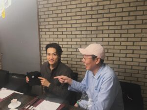 Kim Young-cheol Instagram - 모자쓰기 vs 모자꺼내 가위바위보! 하하하하하
주말에 만났는데 내가 선물한 모자를 갖고왔더군!👍
#철파엠 3부로고송의 주인공 🎶커피한잔할래요☕️ 커피한잔할래요? 안녕하세요 송승헌입니다. #김영철의파워fm 같이 들..을래요? 을 2020년부터 아직 쓰고 있네 ㅋㅋㅋㅋㅋㅋㅋ 
저녁 잘 먹었다. 2차는 내가 냈지만 ㅎㅎㅎㅎㅎ