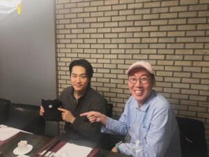 Kim Young-cheol Instagram - 모자쓰기 vs 모자꺼내 가위바위보! 하하하하하
주말에 만났는데 내가 선물한 모자를 갖고왔더군!👍
#철파엠 3부로고송의 주인공 🎶커피한잔할래요☕️ 커피한잔할래요? 안녕하세요 송승헌입니다. #김영철의파워fm 같이 들..을래요? 을 2020년부터 아직 쓰고 있네 ㅋㅋㅋㅋㅋㅋㅋ 
저녁 잘 먹었다. 2차는 내가 냈지만 ㅎㅎㅎㅎㅎ