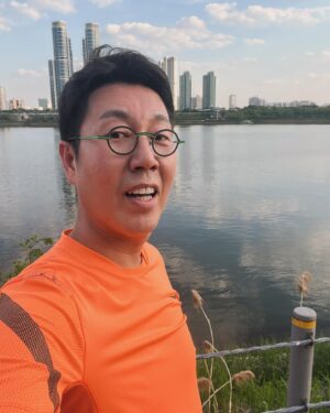 Kim Young-cheol Instagram - 와 이게 얼마만이야. 드디어 #한강 #조깅 
오늘 제일 잘한 일! 한강와서 조깅하는거👍