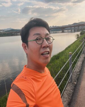 Kim Young-cheol Instagram - 와 이게 얼마만이야. 드디어 #한강 #조깅 
오늘 제일 잘한 일! 한강와서 조깅하는거👍