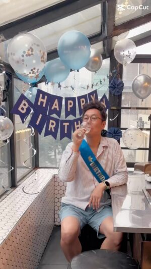 Kim Young-cheol Instagram - 오늘이 내 생일. 이 영상은 어제 토욜 #금돼지식당 팬들과 함께 빗소리 두두두두를 들으며 삼겹살 다다다다를 구워먹음. #슈파파월갓영철 (네이버 있음 팬카페ㅋㅋㅋ)
매년 눈물을 훌리는 팬 한분이 있음. 작년 최아린에서 이번엔 신유화로 바톤터치 ㅋㅋㅋㅋㅋㅋㅋㅋ
어제 고마웠고 즐거웠어 
@gold_pig1982 👍👍👍👍👍