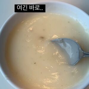 Kim Young-cheol Instagram - 한성대 가는길, #센엄마 강연이 있어서.. 성북동 오랫만에 와서 추천받아 간 #금왕돈까스 세상에나 안 와본곳이지않나. 처음 온 곳이쟈나쟈나잖아! 

10시 30분 오픈, 라디오 끝나자미지 달려간 곳.
10:05분에 도착. 간절함이 읽혔는지 주차관리하시는분이 10분이따가 들어가라고. 10:15분에 입장 뚜둥.

등심,치킨 함박 이 3종이 15.000원의 정식세트.
스프부터 깍둑이 고추에.. 마카로니 완두콩 씹는데.. 맛에도 시간이 있나보다. 옛날생각이 먼저 나면서 10대때 쉘부르의 우산 이런 경양식집에서 먹던 독일어선생님이 사주었던 그 맛. 20대때 대학생때 폼잡고 먹었던 돈까스정식.. 그런맛이 올라왔다. 등심 아주 맛있었고, 치킨도 괜찮았고 개인적으로 함박이 조금 이쉬웠지만..3개 다 완벽하지 않아도 전체적으로 좋았다. 맵지 않는 고추를 세개나 먹었네. 샐러드 소스는 정말 웃음이 나오는 맛. ㅎㅎㅎㅎ매니저도 맛있어하고. 우리 뒤따라온 손님도 “여기. 깍둑요. 셀러드 좀 더 주세요. 주문경쟁,난리난리!

#잡술텐데 한번 와야겠네?
@gyuwoon__j 여기 한번 올래? 아님 다른데 갈래? 너 말은 느리니 밥은 빨리 먹지?ㅋㅋㅋㅋㅋㅋ