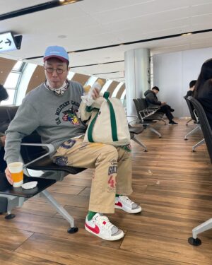 Kim Young-cheol Instagram - 아.. 밥도 못 먹고 #부산 갈뻔. 다행히 순조롭게 제 시간에 도착. 탑승게이트앞에 프레즐 있네! 매니전 프레즐 시키고  난 #핫도그 페퍼로니 올린거 like a Newyorker. 근데 넘 맜있었다. 아 뉴욕생각이 난다~ 하하하

#센엄마 부산갑니데이. 오늘은 딱 강연, 일만 하고 올라옵니데이~ 

🎶부산에 가면~ 좀 따뜻하나요?

I arrived on time. There’s a pretzel store in front of the boarding gate. My manager had a pretzel, and I had a hot dog with pepperoni on it, like a New Yorker. It was so “scrumptious” that it reminded me of New York. Oh, how I miss New York.

Today, I am off to Busan. Just lectures (speech engagement) only work, and then I’ll be back.

Is Busan a bit warmer?