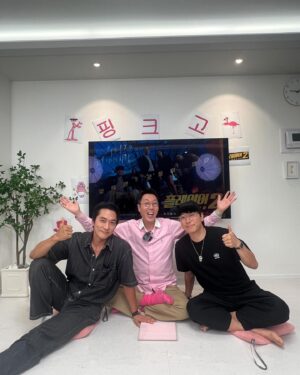 Kim Young-cheol Instagram - #김영철오리지널 #송승헌 #이시언 오늘의 오리지널 게스트👍 #플레이어2 대박나라

지금 유튜브 켜주세용! 뚜둥!
송 & 김 호흡 말해뭐해! Feat 이시언 ㅋㅋㅋㅋㅋ
