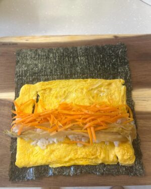 Kim Young-cheol Instagram - #오이김밥 (최화정누나 따라함) 그리고 달걀말이 성공. 당근라페 하고 쫜~~~ 저렇게 딱 해봄.

썬 김밥은 안 보여줌 ㅋㅋㅋㅋㅋㅋㅋㅋㅋㅋㅋㅋㅋ
김밥 #오리지널 로 배우고 싶다. 👍