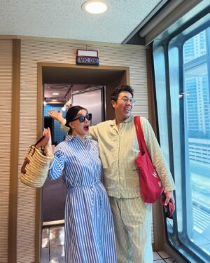 Kim Young-cheol Instagram - 디제이 선배? 아니 스승이지만 아니 이런 유투브 새까만 후배녀석이 10만을 넘았다. #철파엠 나와서 2만을 넘겼는데… 탄력을받아 4-5일만에 10만 ㅋㅋㅋㅋㅋㅋㅋㅋㅋ
아 배아파 아 배… #제가배가아파크흐흡 ㅎㅎㅎㅎㅎㅎㅎ

#안녕하세요최화정이에요 에 조금 밀리고 있는  #김영철오리지널 제발 저도 구독 좀 눌러주세요 ㅋㅋㅋㅋㅋ

오늘 #ootd 도 그린 vs 블루 ㅋㅋㅋㅋ 전 파자마에요.ㅋ