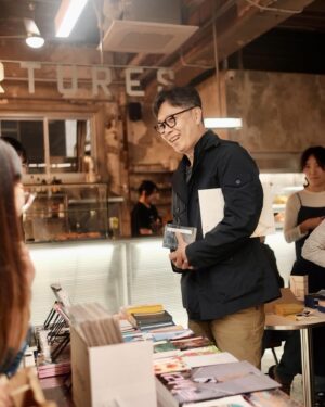 Kim Young-ha Instagram - 여러 도시의 독립서점들이 도시를 순회하며 여는 일종의 팝업스토어 #도서유람단 이 마침 제가 묵고 있는 대구 숙소 근처여서 산책 삼아 다녀왔습니다. 걸어서 10분 거리더라고요. 흥미롭고 독특한 책 많이 가져오셨길래 저도 몇 권 샀습니다. 대구 분들 시간 되시면 무영당에 들러보세요. 사진은 대전의 다다르다 @differeach 사장님이 찍어서 보내주심. 
@yuramdan_official @mooyoungdang_department