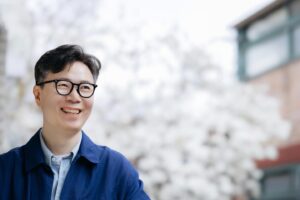 Kim Young-ha Instagram - #여행의이유 도 다시 나오고 홍보용 사진도 좀 필요하다고 해서 벚꽃 다 지기 전에 밖에 나가 좀 찍어두었습니다.  @cohwi_