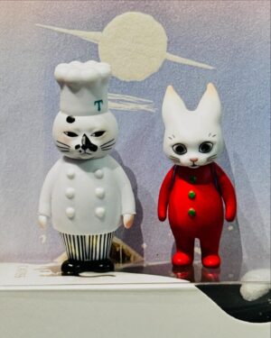 Kim Young-ha Instagram - 조명의 중요성.
대만애서 내 책들 꾸준히 작업해오신 담당 편집자분으로부터 선물 받은 한쌍의 피규어.  받을 땐 몰랐는데 히구치 유코 @yukohiguchi3 라는 작가님 작품이라고. 조명을 좀 바꾸어 찍었더니 스릴러 풍으로 무드가 확 바뀌네요. 무서운데 귀여운 선물, 잘 간직할게요. 참, 이분은 대만애서 #영하의날씨 도 구독하고 계신다고 하여 깜놀. 번역기로 돌려서 보신다는….